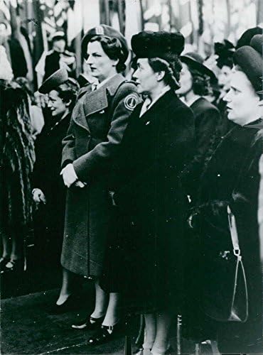 תצלום וינטג 'של איבון דה גול עומד עם נשים אחרות במהלך טקס. קבע - אפריל 1945